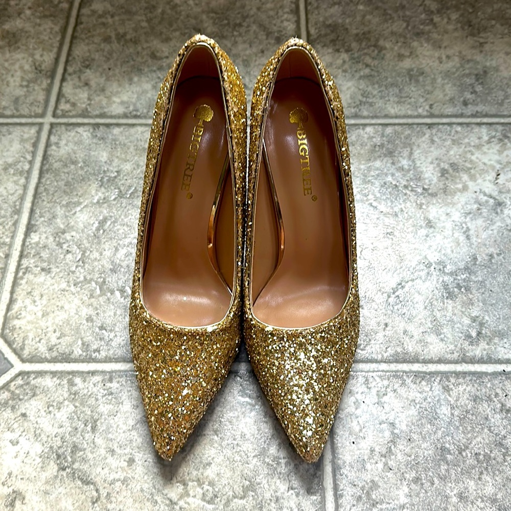 Used big tree brand, gold heels in size 7